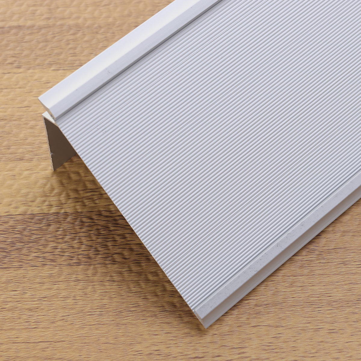 Kotak Kartu Nama Aluminium Ben - Desk Name Plate ulasan dan harga